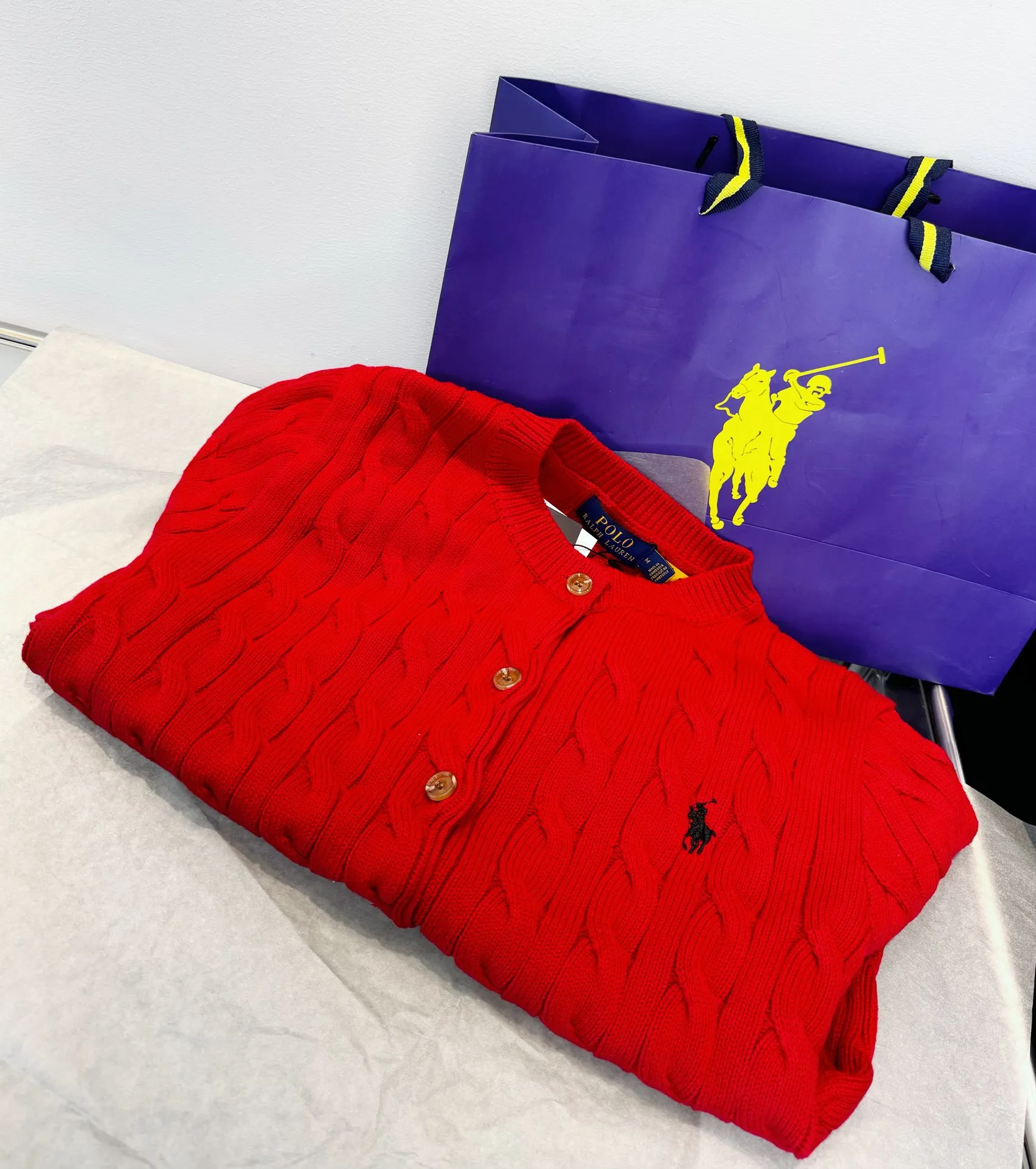 🅿️240 Style number: L05 (red) only xs s Ralph Lauren RL classic war horse logo embroidery on the chest cable pattern twist button round neck long sleeves buttoned knitted sweater cardigan jacket Color: SIZE: XS S M L Size reference # Length Bust Shoulder width 43.5 L 64 52 45 I will always love sweet girls. Soft and glutinous🧶🫶The style is a very classic cable sweater. American retro college style. Perfect hand comfort. It is a must-have item for spring, autumn and winter wardrobes. It also looks good when layered as an inner layer in cold weather. High-density LOGO embroidery on the chest, original customization of tag accessories. Made of pure cotton yarn 🧶 blended with wool, pure cotton is skin-friendly and comfortable, small label war horse embroidered twist turtleneck sweater 🐎 high quality. Follow the blogger to learn how to wear it! Let’s get a Ralph Lauren cable sweater. It’s a super hard-to-find series after it became popular. It’s hard to find one on the official website. It’s simple and practical to wear, with a lazy and loose feel. The thickened fabric has a more texture, soft and delicate feel, and a loose fit. Whether worn alone or layered, you can wear different styles of fashion with just one piece. ⚠️Contains wool products🦙 Pay attention to the washing method to avoid shrinkage